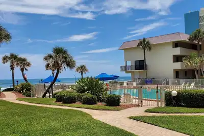 Image de walking distance to the beach no road crossing!