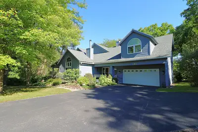 Image de Lovely, first floor apartment on a quiet street in Chautauqua's North End!