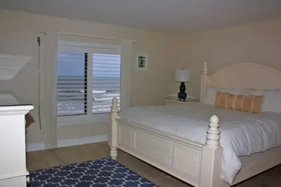 Image de 5th floor oceanfront three bedroom three bath. Amazing ocean views, 2nd bedroom has full 3rd has twins