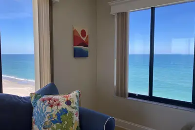 Image de Oceanfront penthouse: beautiful water views from every window