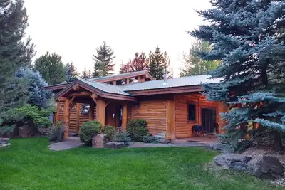 Image de Cabin Oasis, Glacier in 20, Swimming, Mountain Views