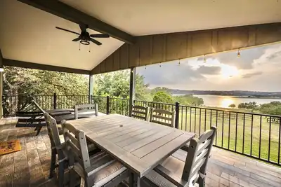 Image de Canyon Cove - 4 bedroom waterfront home with hot tub, sleeps 8!