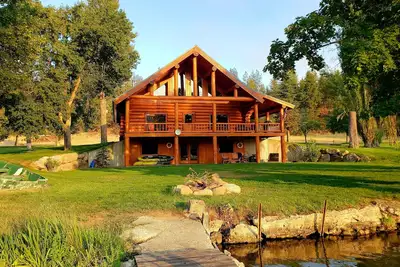 Image de Waterfront home on Spokane River w/boat launch, firepit, privacy & views