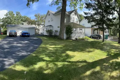 Image de Classic Lake House just a few blocks to Abbey, Lakefront, Restuarants, & Beach