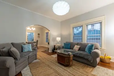 Image de In City, Airy Cheerful Bungalow Homey, Fire Pit