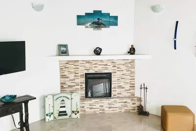 Modern renovations. Fast Wi-fi. Beach, food, nightlife & market access w/in 3 km