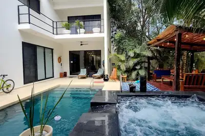 Image de Luxury for less. Walk to restaurants & bars. Close to Airport, Beaches, Cenotes.