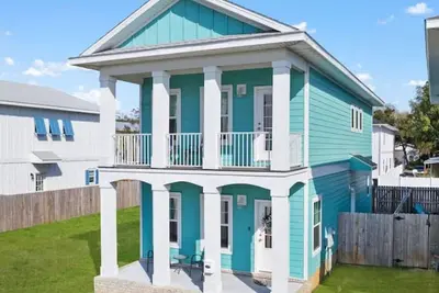 Image de Walk to downtown + seafood market. *Bay views*