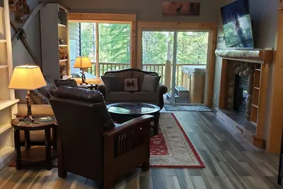 Image de Beautiful and Spacious 3 Br + Cubs Cave, on the Ski Hill, Private Hot Tub