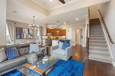 Image de Plano Luxurious Shops of Legacy Townhome. \n