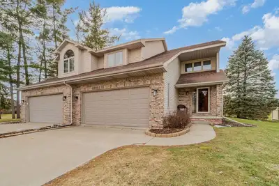 Image de 2bed 1 1\/2 bath plus office with Futon, nice area of Saginaw! Sleep up to 6 ppl