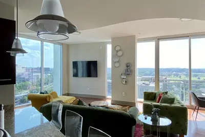 Image de Luxurious High Rise with Panoramic Views