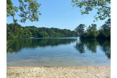 Image de Spacious home with private pond beach, steps from the rail trail