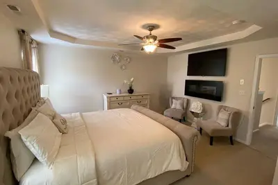 Image de Lux 3 Bedroom Residence With Indoor Fireplace near beaches and golfing