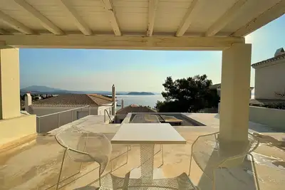 Image de Seafront architectural villa in exclusive Aghios Emilianos. Incredible views!