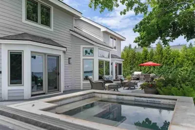 Image de Lake Charlevoix Sandy Beach & Hot Tub