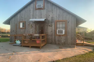 Image de Rustic Island fishing cabin on canal to San Bernard River.