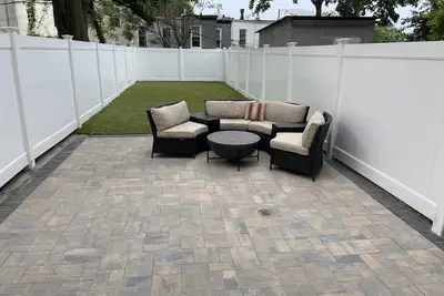 Image de Modern, bright house with lovely back yard & patio