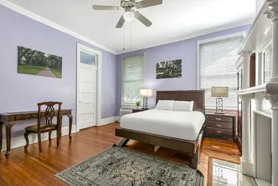 Image de Nola Studio | Streetcar Outside Your Door