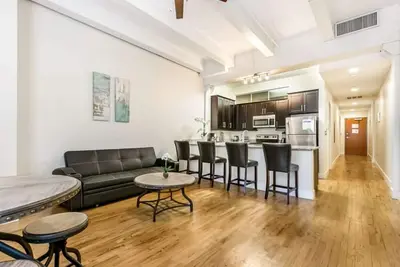 Image de Beautiful condo steps from French Quarter and Bourbon St.