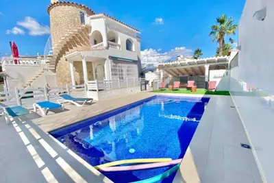 Image de Villa TILÉA Empuria 10 pers. , 4 ch, piscine chauffée et sécurisée, cuisine d'été