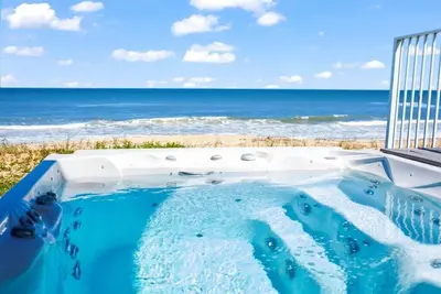 Image de Oceanfront Living | Swim Spa • Elevator • Relax