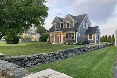 Image de Newly remodeled home-Stay close to beach w/easy access to Newport