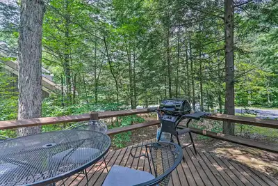 Image de 6 Mi to Lake Harmony: Quiet Getaway w/ Deck!