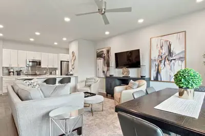 Image de New Luxurious & Beautiful! - 2br/2ba w/ Pool!