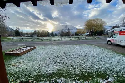 Image de Mountain view 4 Br w/ two decks, fenced backyard, and wood-burning fireplace