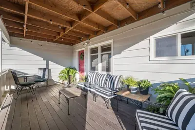 Image de Quaint & cozy, Newly Redesigned, Covered Deck, Pet-friendly!