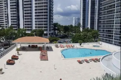 Image de Bright condominium in great South Florida