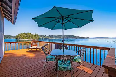 Image de Waterfront Home w/ Wraparound Deck, Grill, Pellet Stove, & Private Beach