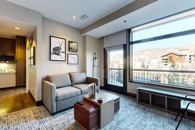 Image de Beautiful third-floor condo steps from river & gondola with hot tub & pool