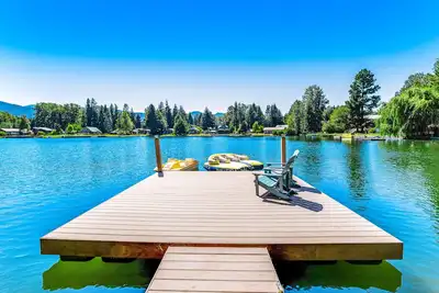 Image de Wonderful lakefront cabin & guesthouse with mountain view & private dock