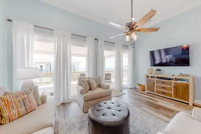 Image de Dreamy oceanfront gem with beach access, furnished deck, & fast WiFi - dogs Ok