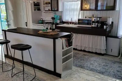 Image de Connie's Cottage- \"The Hemingway\" - Vintage Chic