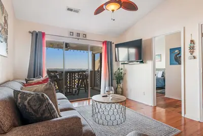 Image de Charming Waterfront Condo with Shared Pool