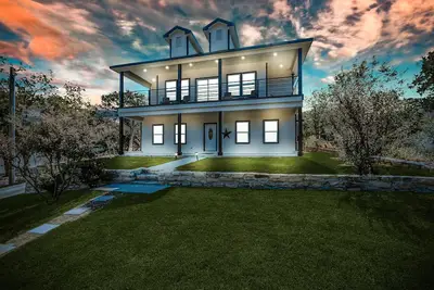 Image de Luxury Granbury Home w/ Game Room: Steps to Lake!