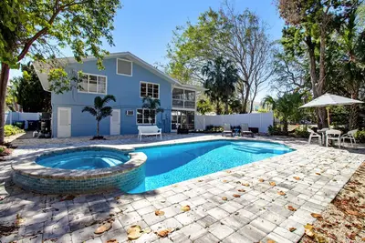 Image de Updated Beach Escape with Private Pool, Spa & Fast WiFi - Walk to the Gulf