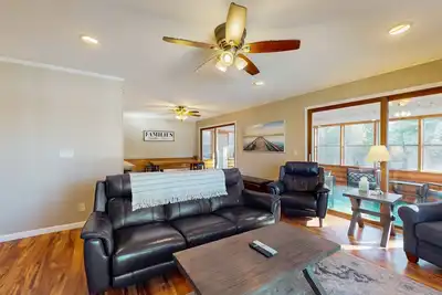 Image de Secluded Lakefront Home w\/Deck, Lake Views, Gas Grill & Private W\/D - Dogs Ok