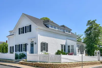 Image de Greek Revival-Inspired In-Town Luxury Getaway