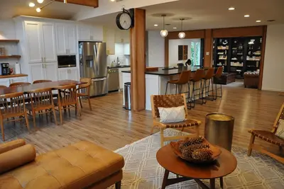 Image de Elegantly Designed Mid-Century Modern Home Near Magnolia