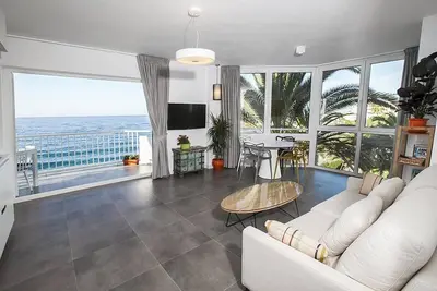 Image de Appartement sur la plage avec vue sur la mer, balcon, piscine partagée et WiFi.
