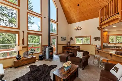 Image de Alpine Bay Chalet by Destination Big Bear : Beautiful Boulder Bay Setting & Lake Views! Game Room! Hot Tub!