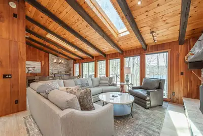 Image de Cozy Lakefront Retreat w/Dock, Hot Tub & Fireplace