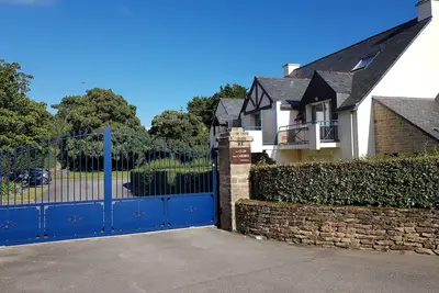 Image de Grand 2 pièces avec jardinet, parking privé, commerces à pied, 1 km du golfe