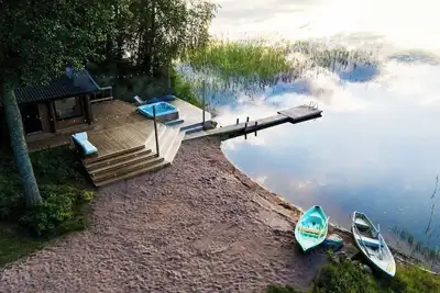 Image de Beautifully renovated red cottage by the lake