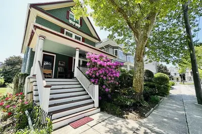 Image de Located in the heart of Cape May this classic 7 bedroom, 4 bath home features 3 stories of living space.