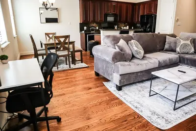 Image de Comfy King Bed | Sleeps 10 | Near Houston Galleria